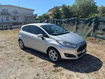 Usata Ford Fiesta Titanium 80 CV (58 kW) 2016 Grigio Utilitaria