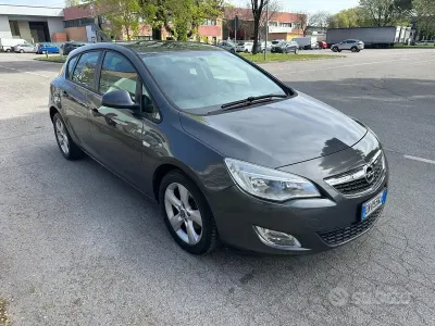 Käytetty Opel Astra Cosmo 110 HP (80 kW) 2012 Harmaa Sedan