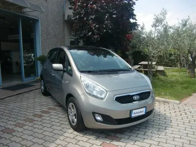 Usata Kia Venga 90 CV (66 kW) 2013 Beige Utilitaria