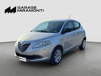 Usado Lancia Ypsilon Gold 69 HP (50 kW) 2015 Cinzento Citadino