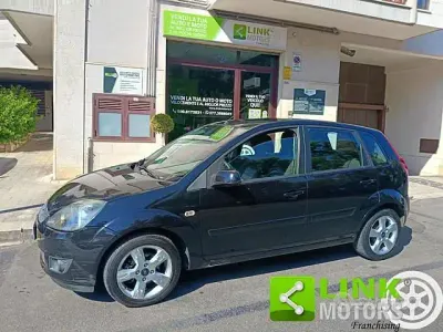 Usata Ford Fiesta Ghia 68 CV (50 kW) 2007 Grigio Utilitaria