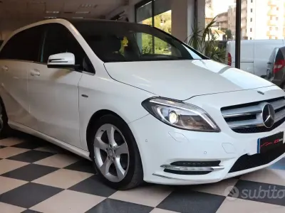 Usata Mercedes B200 Premium 136 CV (100 kW) 2012 Bianco Utilitaria