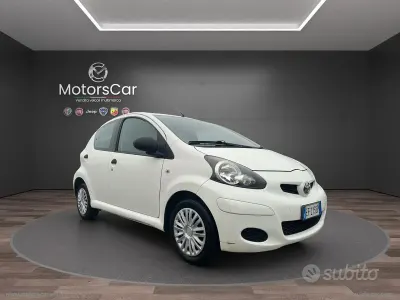 Usata Toyota Aygo 68 CV (50 kW) 2011 Bianco Utilitaria