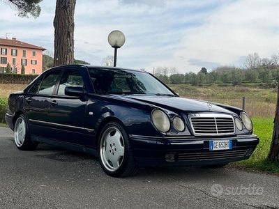 Usata Mercedes E200 Avantgarde 136 CV (100 kW) 1995 Blu Berlina