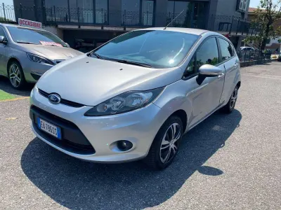 Usata Ford Fiesta 68 CV (50 kW) 2010 Argento Berlina