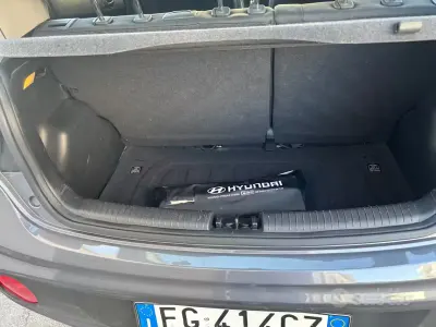 Usado Hyundai i10 Prime 66 CV (48 kW) 2017 Gris Utilitario
