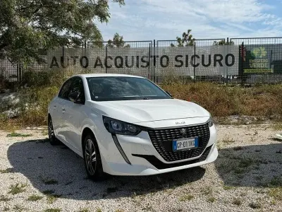 Begagnad Peugeot 208 Allure 101 HK (74 kW) 2023 Svart Halvkombi