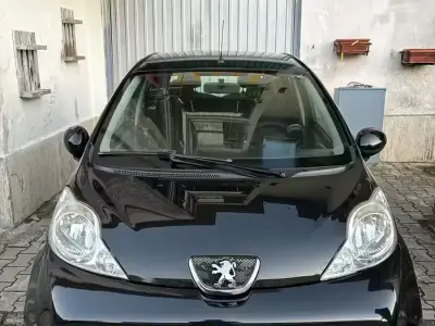Usata Peugeot 107 68 CV (50 kW) 2011 Nero Utilitaria