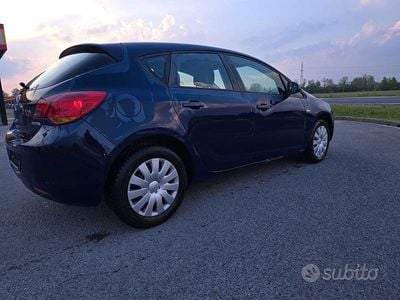 Usata Opel Astra 2011 Blu Berlina