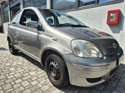 Usata Toyota Yaris 65 CV (47 kW) 2003 Argento Berlina