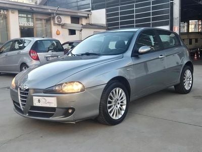 Usata Alfa Romeo 147 120 CV (88 kW) 2006 Grigio Utilitaria