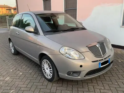 Usata Lancia Ypsilon Silver 75 CV (55 kW) 2011 Marrone Utilitaria