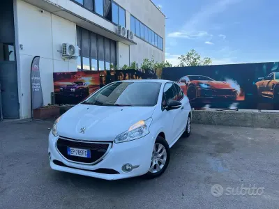 Usata Peugeot 208 Allure 82 CV (60 kW) 2013 Bianco Utilitaria