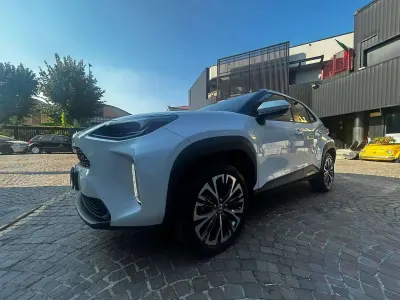 Usata Toyota Yaris Cross Lounge 92 CV (67 kW) 2024 Bianco metallizzato SUV