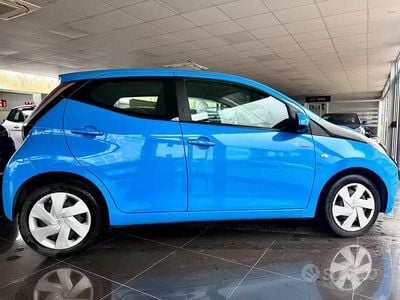 Usata Toyota Aygo X-play 69 CV (50 kW) 2017 Blu Utilitaria