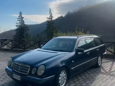 Usata Mercedes E200 136 CV (100 kW) 1997 Bluazzurro Station wagon