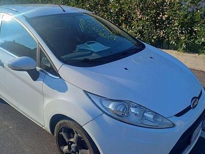 Usata Ford Fiesta 73 CV (53 kW) 2011 Bianco Utilitaria