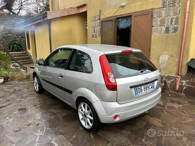 Usado Ford Fiesta 68 HP (50 kW) 2006 Cinzento Citadino