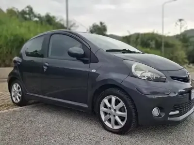 Usata Toyota Aygo 68 CV (50 kW) 2013 Grigio Utilitaria