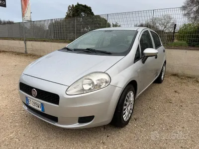 Usado Fiat Grande Punto 77 HP (56 kW) 2013 Cinzento Citadino