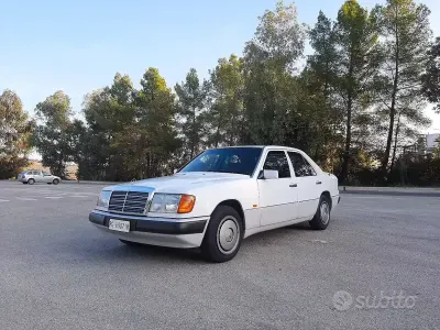 Usata Mercedes E200 122 CV (89 kW) 1991 Bianco Berlina