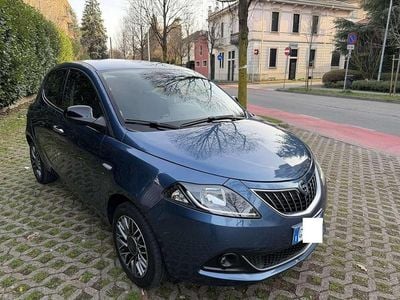 Usata Lancia Ypsilon Gold 69 CV (50 kW) 2023 Blu/azzurro Utilitaria