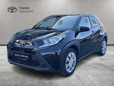 Käytetty Toyota Aygo X Active 72 HP (52 kW) 2025 Musta Katumaasturi