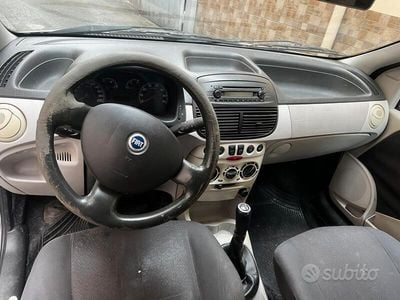 Usata Fiat Punto 80 CV (58 kW) 2004 Grigio Utilitaria