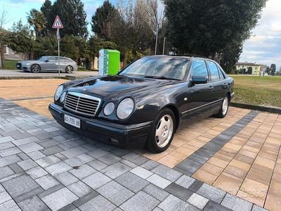 Usata Mercedes E200 Avantgarde 136 CV (100 kW) 1997 Nero Berlina