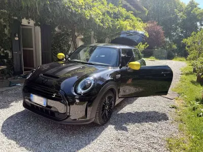 Usata Mini Cooper SE Essential 75 kW (102 CV) 2024 Nero Utilitaria