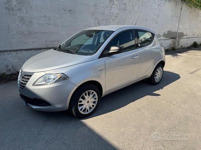 Usata Lancia Ypsilon 85 CV (62 kW) 2015 Argento Utilitaria