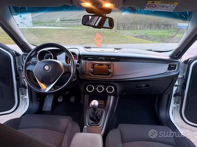 Second-hand Alfa Romeo Giulietta 120 CP (88 kW) 2016 Alb Hatchback