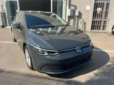 Usata VW Golf VIII Life 116 CV (85 kW) 2024 Grigio Berlina
