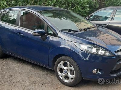 Usata Ford Fiesta 97 CV (71 kW) 2012 Blu Utilitaria