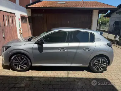 Usata Peugeot 208 Allure 101 CV (74 kW) 2023 Grigio Utilitaria