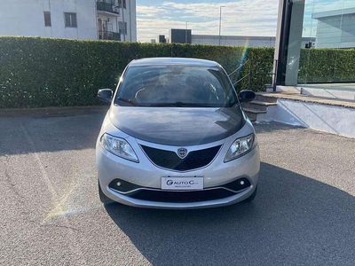 Usata Lancia Ypsilon Gold 69 CV (50 kW) 2016 Argento Utilitaria