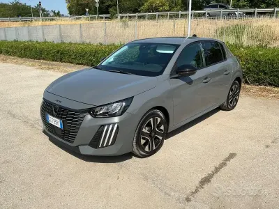 Usata Peugeot 208 Allure 101 CV (74 kW) 2025 Grigio Utilitaria