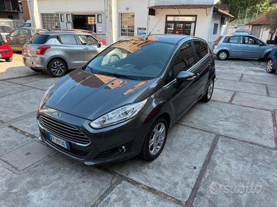Usata Ford Fiesta Titanium 75 CV (55 kW) 2016 Grigio Utilitaria