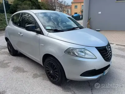 Käytetty Lancia Ypsilon 80 HP (58 kW) 2015 Harmaa Viistoperä
