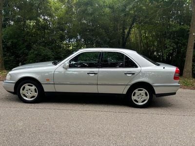 Usata Mercedes C180 Elegance 122 CV (89 kW) 1993 Argento Berlina