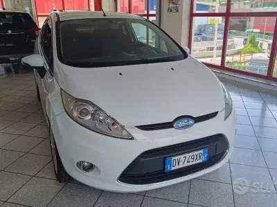 Usata Ford Fiesta 82 CV (60 kW) 2009 Bianco Utilitaria