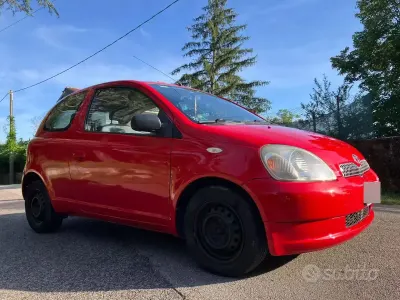 Usata Toyota Yaris 68 CV (50 kW) 2000 Rosso Utilitaria