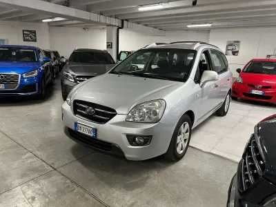 Begagnad Kia Carens Family 140 HK (102 kW) 2007 Silver Minibuss