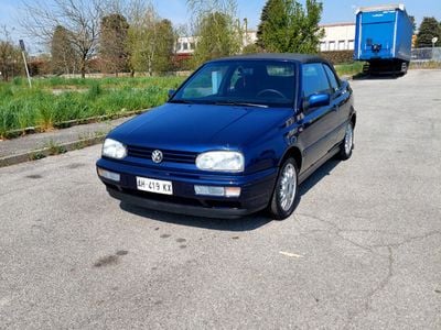 Usata VW Golf Cabriolet 101 CV (74 kW) 1996 Blu Cabrio