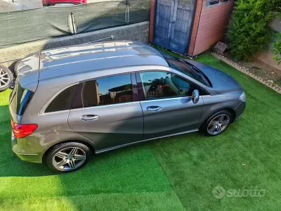 Usata Mercedes B180 Premium 122 CV (89 kW) 2012 Grigio Utilitaria