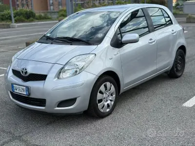 Usata Toyota Yaris Luxury 69 CV (50 kW) 2009 Grigio Utilitaria