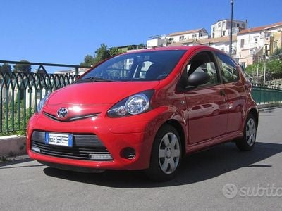 Usata Toyota Aygo Connect Style 70 CV (51 kW) 2014 Rosso Utilitaria