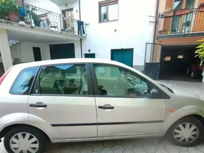 Usata Ford Fiesta Ghia 68 CV (50 kW) 2003 Grigio Utilitaria