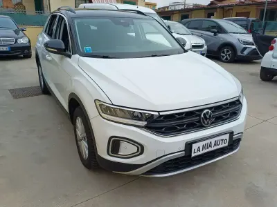 Usata VW T-Roc Life 150 CV (110 kW) 2023 Pure white deep black perlato SUV