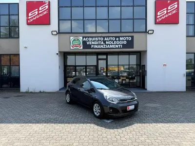 Usata Kia Rio 90 CV (66 kW) 2015 Grigio Berlina